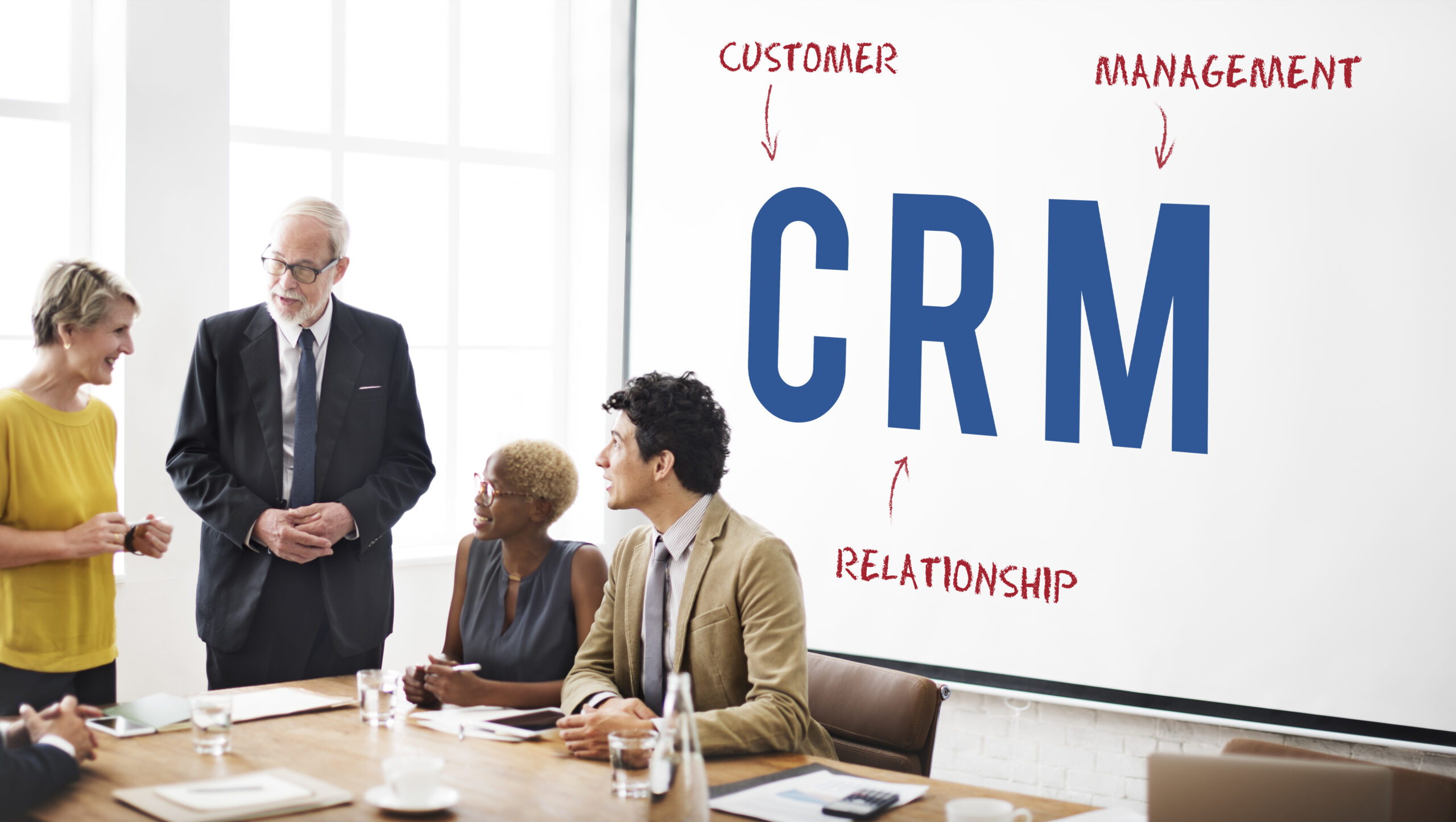 تنفيذ أنظمة إدارة علاقات العملاء (CRM) وتخصيصها لأهداف الشركة